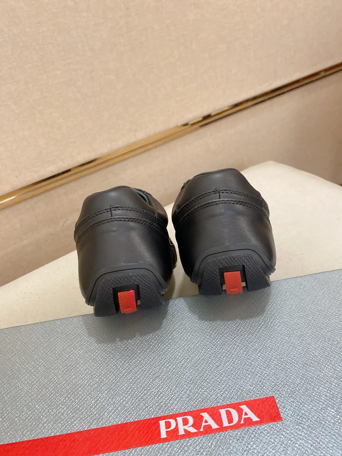 Men's shoes 💰 480💰 ✔️✔️✔️Top high version High-quality new PRADA (Prada) counters are launched at the same time. The new men's shoes and 😘fabrics are purely handmade in Niujing. Lining: Full cowhide lining. 👍🏿High-end☄️Open-molded non-slip rubber outsole, exquisite lines, simple and elegant, comfortable and high-end for leisure travel. Code number: 38-44. Can be customized45